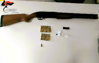 Fabriano – Fucile a pompa e droga rinvenuti a casa di una donna